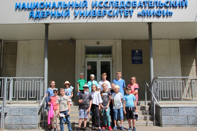 общая старшие на крыльце.jpg общая старшие на крыльце.jpg